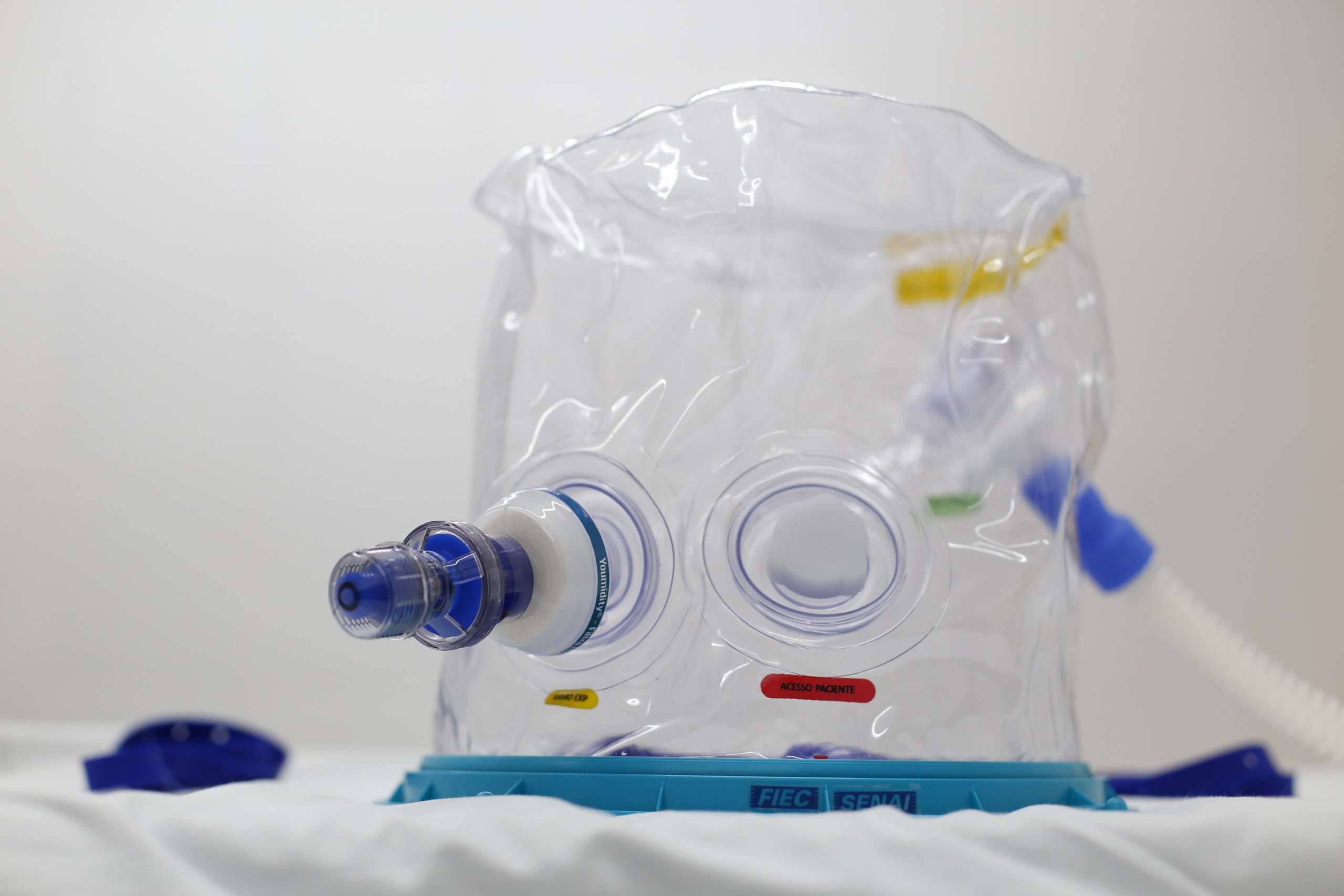 Capacete ELMO para CPAP no tratamento da insuficiência respiratória aguda hipoxêmica por covid-19 fora da UTI: Resposta dos autores