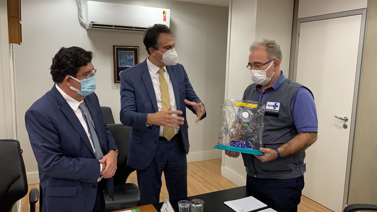 Em reunião presencial com ministro da Saúde, Camilo Santana apresenta capacete Elmo